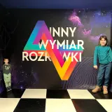 Dzieci w kosmicznym pokoju zagadek. Niesamowite atrakcje dla dzieci w Warszawie, gdzie można poczuć się jak w innym wymiarze.