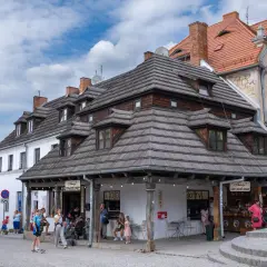 Kazimierz Dolny atrakcje: urokliwy rynek z kamieniczkami, drewniane dachy, lodziarnia i gofry.