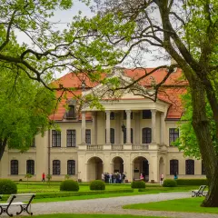 Pałac w Kozłówce, otoczony zielenią, zachwyca kolumnowym portykiem. Ciekawostki o tym miejscu czekają na odkrycie.