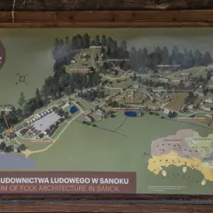 Mapa Muzeum Budownictwa Ludowego w Sanoku. Ukazuje rozmieszczenie sektorów: galicyjskiego rynku, pasterskiego, bojkowskiego, łemkowskiego, dolinian, dworskiego, naftowego i archeologicznego.