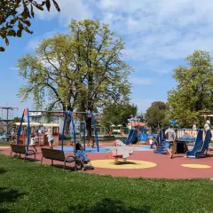 Kolorowy plac zabaw w Tarnowie, pełen śmiechu dzieci i zieleni. Wspaniałe tarnowskie atrakcje dla najmłodszych.
