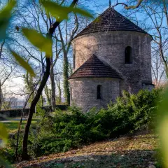 Kamienna rotunda w Cieszynie, jedna z jego atrakcji, otoczona drzewami i zielenią.