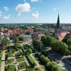 Widok z lotu ptaka na miasto, z pięknym parkiem i kościołem. Odkryj szczecinek atrakcje!
