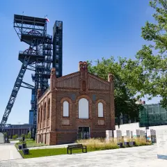 Dawna kopalnia w Katowicach, dziś centrum kultury i nowoczesne atrakcje. Wieża szybu i ceglany budynek tworzą unikalny krajobraz.