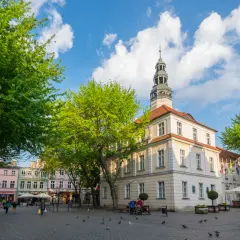 Rynek w Zielonej Górze, z ratuszem i kolorowymi kamieniczkami, zaprasza do odkrywania jego urokliwych atrakcji.
