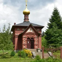 Cerkiew prawosławna w Sokołowsku, z charakterystyczną złotą kopułą, otoczona zielenią. Jedna z wielu atrakcji tego miejsca.