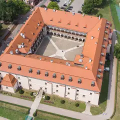 Zamek Królewski w Niepołomicach, z jego dziedzińcem i arkadowymi krużgankami, to jedna z głównych atrakcji regionu.