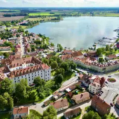 Malownicze Mazury, gdzie jechać? Urokliwe miasteczko z zamkiem, portem jachtowym i jeziorem zachęca do odpoczynku.