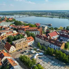 Widok na Wisłę i urokliwe kamienice Starego Miasta. Płock atrakcje zachwycają o każdej porze roku.