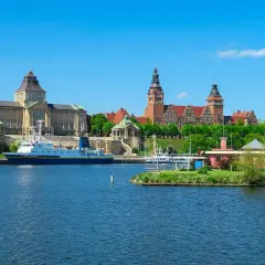 Widok na port w Szczecinie z muzeami i statkiem. Odkryj atrakcje Szczecina i okolic!
