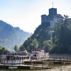 Zamek na wzgórzu i statki przy pomoście. Idealne miejsce, gdzie na jednodniowy wypad Małopolska oferuje piękne widoki i rejsy.