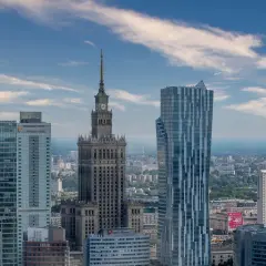 Warszawa atrakcje: Pałac Kultury i Nauki góruje nad nowoczesnymi wieżowcami, tworząc panoramę stolicy.