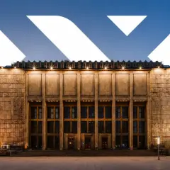 Monumentalna fasada Muzeum Narodowego w Warszawie, jednego z kluczowych muzeów w Polsce, oświetlona wieczorem.