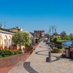 Spacerując po bulwarach w Gorzowie Wielkopolskim, odkrywasz urokliwe atrakcje nad rzeką.