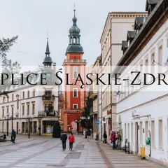 Spacer po urokliwym rynku w Cieplice Śląskie-Zdrój. W tle charakterystyczna wieża ratuszowa.