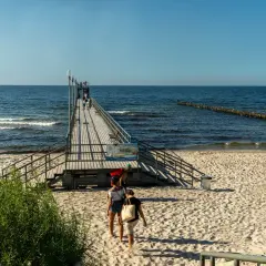 Spacerem po molo, podziwiając morze i plażę. To jedne z wielu atrakcji Sianożętów.