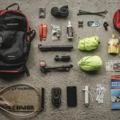 Plecak Kross, pompka, łatki, dętka, multitool, apteczka, jedzenie, pieniądze i mapa – to wszystko, co zabrać w góry na rowerową wyprawę.