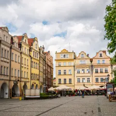 Kolorowe kamienice na rynku w Jeleniej Górze, z arkadami i ogródkami kawiarnianymi. Atrakcje miasta czekają!