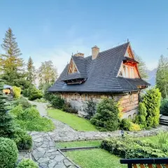 Drewniane domy w górskim otoczeniu, idealne na plan zwiedzania "Zakopane w 3 dni co zwiedzić".