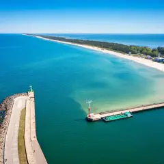 Władysławowo atrakcje: molo, latarnia morska i plaża. Widok z lotu ptaka na wybrzeże Bałtyku.