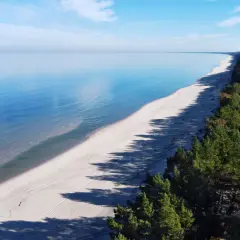 Szeroka, piaszczysta plaża i las sosnowy na Mierzei Wiślanej. Idealne miejsce na relaks i odkrywanie przyrodniczych atrakcji.