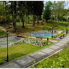 Piękny park w Jedlinie-Zdroju z fontannami, mostkami i alejkami. Idealne miejsce na relaks i podziwianie jedlina zdrój atrakcje.
