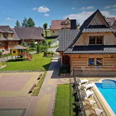 Murzasichle atrakcje: basen, plac zabaw, boisko do siatkówki i drewniane domki. Idealne miejsce na wypoczynek.