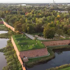 Fortyfikacje i zieleń nad wodą – to jedne z lubuskich atrakcji. Spacer po murach i mostach zapiera dech.