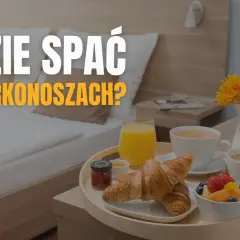 Gdzie spać w Karkonoszach? Śniadanie w hotelu: rogaliki, kawa, owoce i sok. Idealny początek dnia przed zwiedzaniem górskich miast.