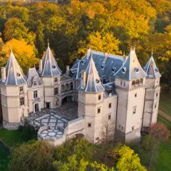 Piękny zamek w otoczeniu jesiennych drzew. Jeden z wielu wspaniałych zamków w Polsce, zachwyca swoją architekturą i malowniczym położeniem.