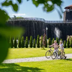 Spacer po tężniach w Inowrocławiu to świetny pomysł, gdzie na wakacje w sierpniu w Polsce. Para na rowerach cieszy się słońcem.