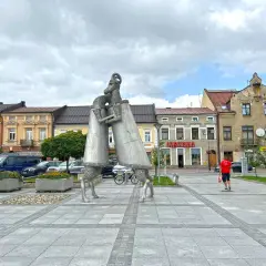 Rzeźba baranów na rynku w Nowym Targu. To jedna z głównych atrakcji miasta, przyciągająca turystów.