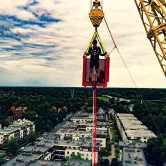 Ostatnie przygotowania przed skokiem bungee we Wrocławiu. Mężczyzna w koszu dźwigu, gotowy na adrenalinę.
