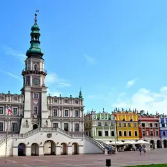Zamość, jeden z najpiękniejszych miast w Polsce, zachwyca renesansowym ratuszem i kolorowymi kamienicami na Rynku Wielkim.