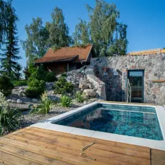 Relaks w lubuskim spa: basen, kamienna ściana z sauną i urokliwy ogród. Idealne miejsce na odpoczynek.