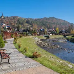 Spacer po urokliwej promenadzie w Szczawnicy, z widokiem na górskie krajobrazy i Dunajec. Atrakcje tego miejsca zachwycają o każdej porze roku.