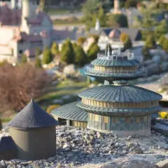 Miniaturowa architektura, zamki i domki w otoczeniu zieleni. Idealne atrakcje Kowary i okolice dla małych odkrywców.