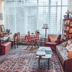 Wnętrze pełne nostalgii, jak w muzeum sentymentów. Stare meble, dywany, telewizor i bibeloty tworzą przytulną atmosferę.