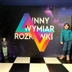 Dzieci w kosmicznym pokoju zagadek. Niesamowite atrakcje dla dzieci w Warszawie, gdzie można poczuć się jak w innym wymiarze.