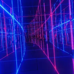 Nieskończona sieć neonowych linii w muzeum światła, tworząca iluzję przestrzeni.