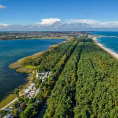 Półwysep Helski oferuje piękne widoki: lasy, plażę, zatokę i miasteczko. Atrakcje przyrodnicze i wypoczynkowe.