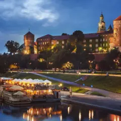Wieczorny spacer po Wiśle, gdzie Wawel lśni w blasku świateł. Idealne romantyczne miejsca okolice Krakowa.