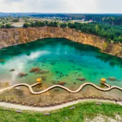 Turkusowe jezioro w kamieniołomie, z drewnianą kładką i altanką, to jedne z egzotycznych miejsc w Polsce.