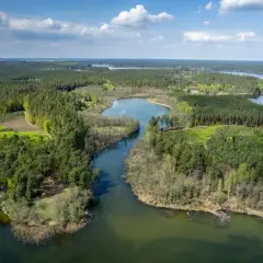 Malownicze jeziora i lasy tworzą piękny krajobraz pojezierza brodnickiego.