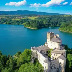Zamek nad jeziorem, otoczony lasami, to wspaniałe niedzica atrakcje. Wspaniałe widoki i historia czekają na odkrycie.