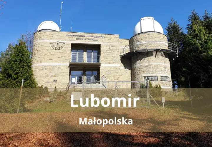 Obserwatorium astronomiczne na szczycie Lubomir, Małopolska. Kamienna budowla z kopułami, otoczona drzewami.