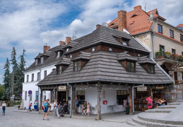 Kazimierz Dolny atrakcje: urokliwy rynek z kamieniczkami, drewniane dachy, lodziarnia i gofry.