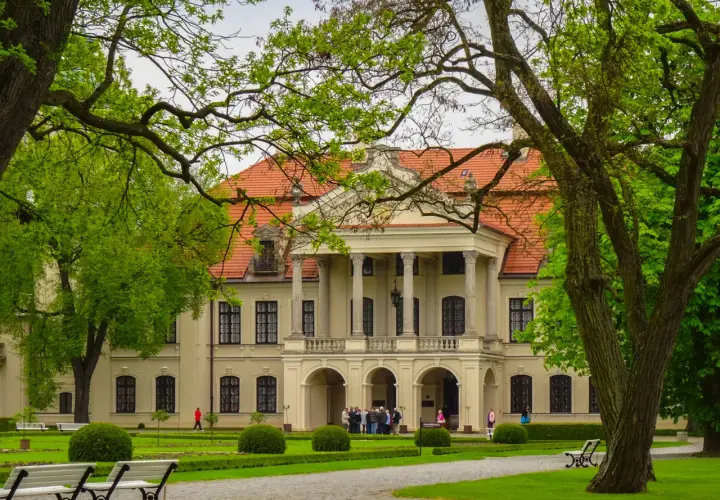 Pałac w Kozłówce, otoczony zielenią, zachwyca kolumnowym portykiem. Ciekawostki o tym miejscu czekają na odkrycie.