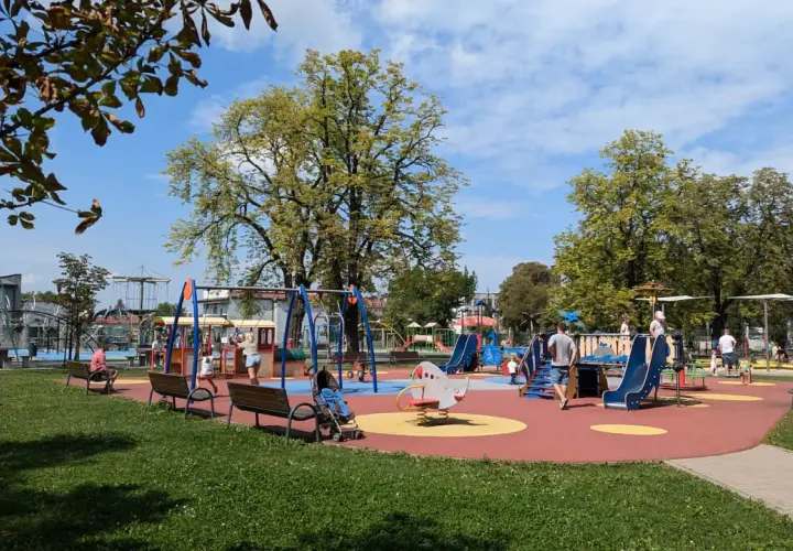 Kolorowy plac zabaw w Tarnowie, pełen śmiechu dzieci i zieleni. Wspaniałe tarnowskie atrakcje dla najmłodszych.