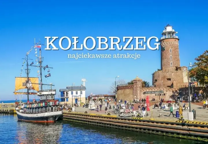 Kołobrzeg atrakcje: statek piracki i latarnia morska przy nabrzeżu pełnym turystów.